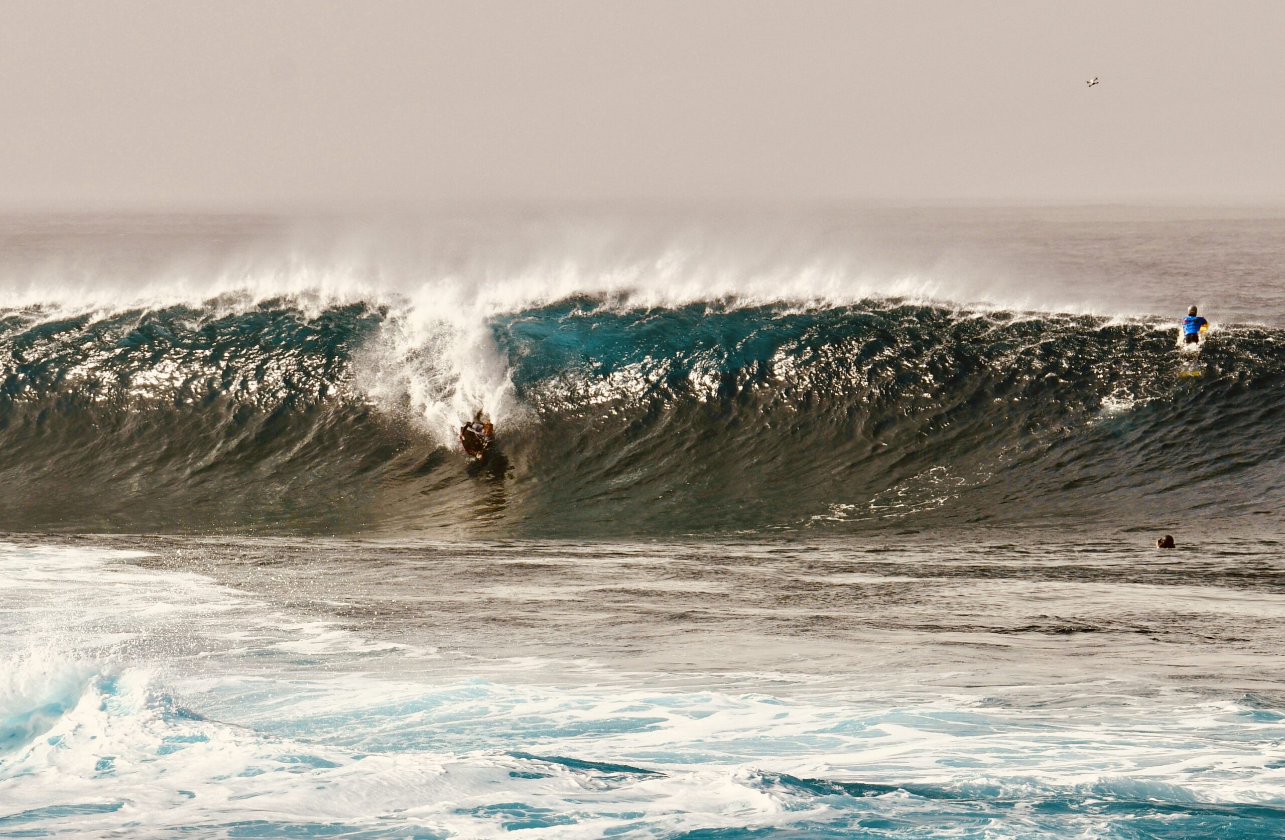 Surfista en una ola de Famara