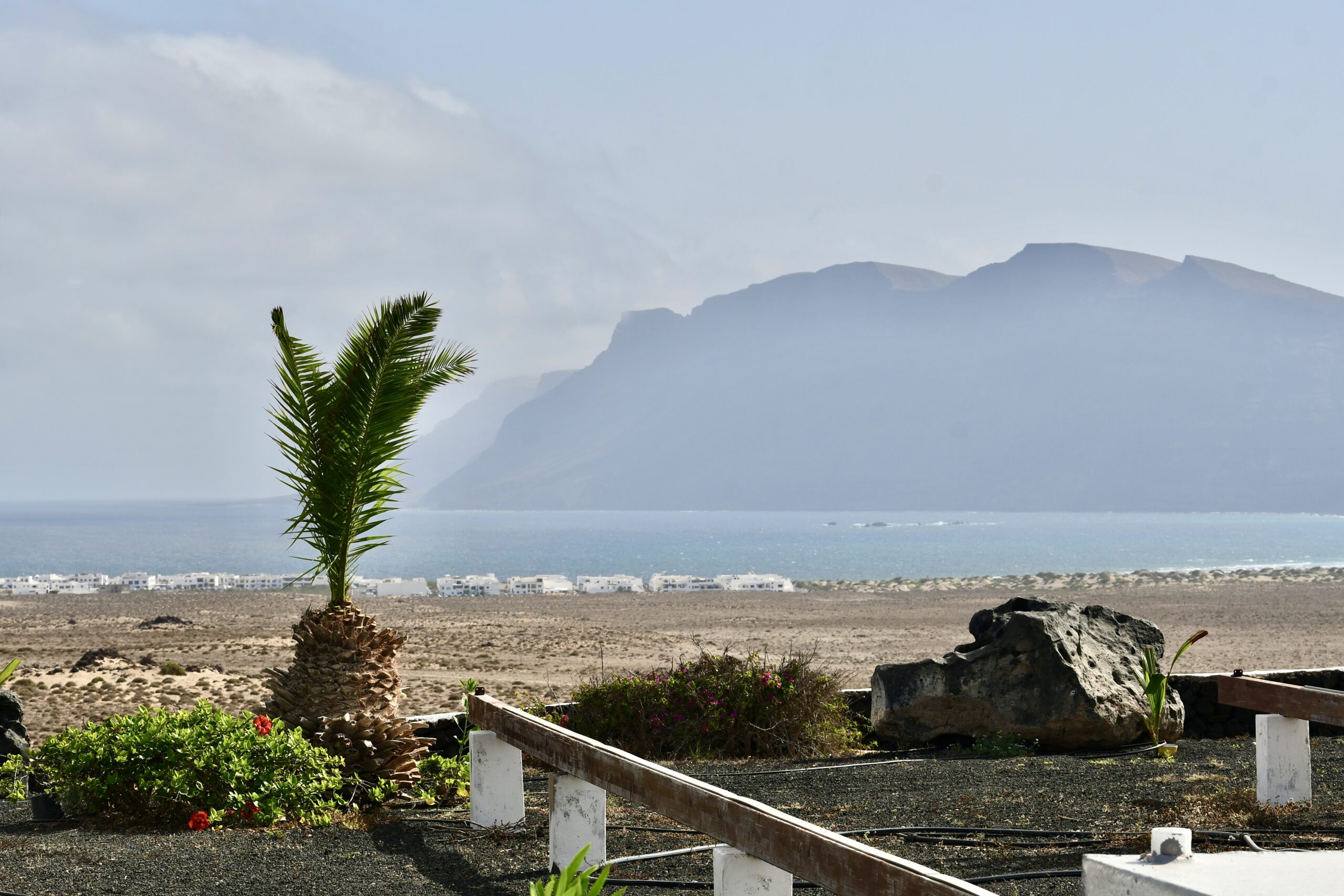 Playa de Famara con el Risco al fondo