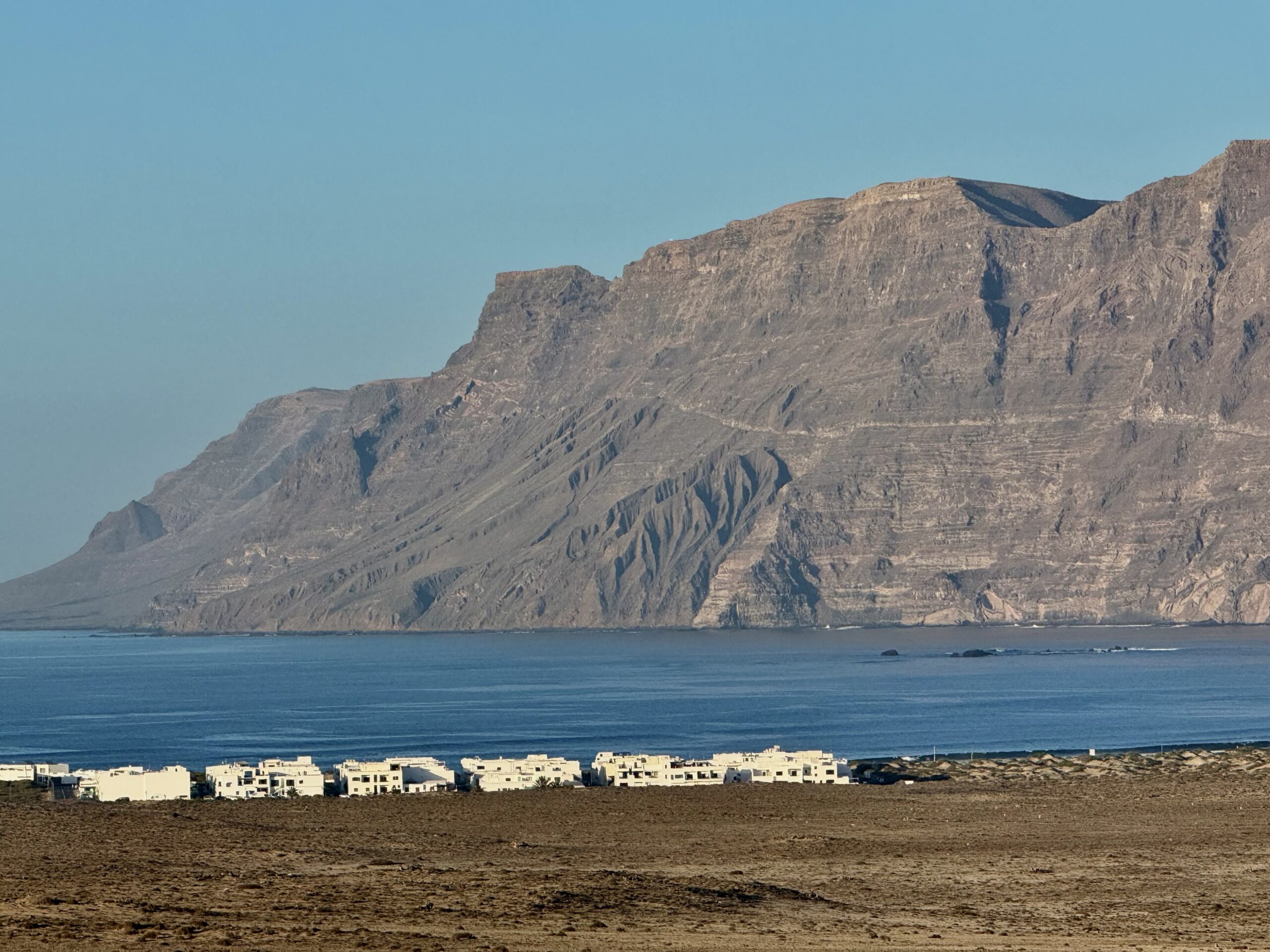 El Risco de Famara y el océano desde la villa