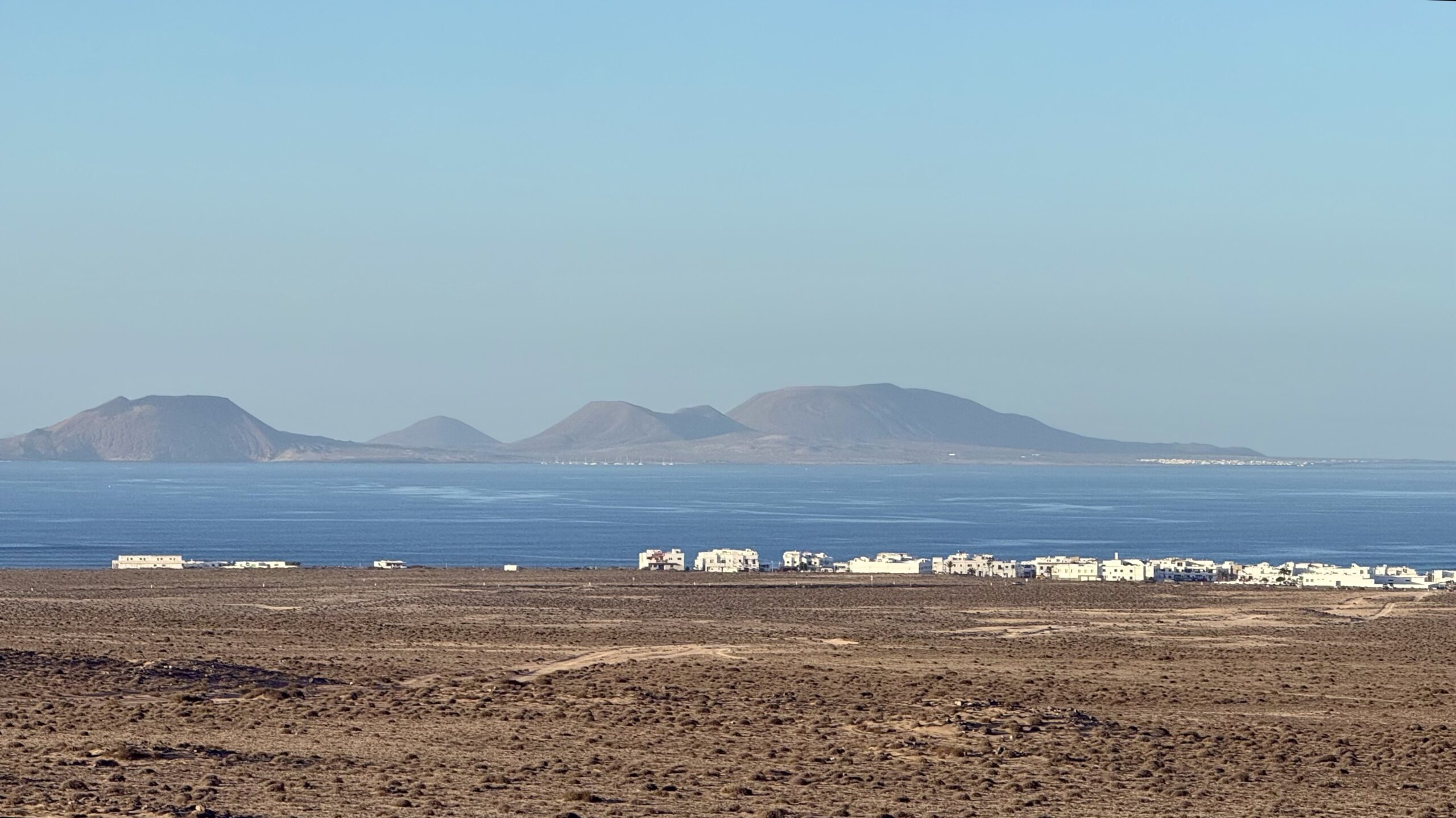 Vue sur Famara depuis Pipa Suites