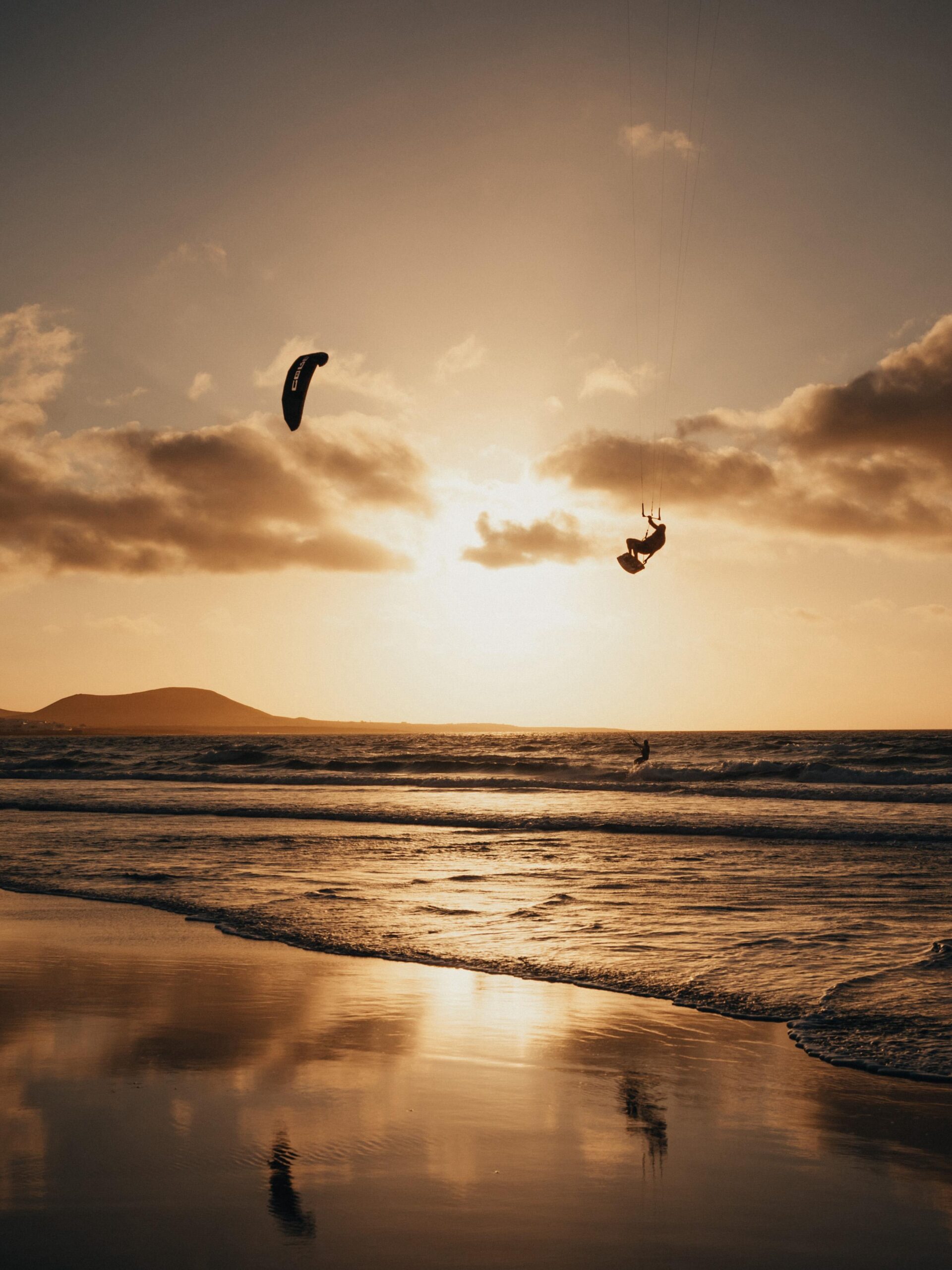 Kitesurf al atardecer en la playa de Famara