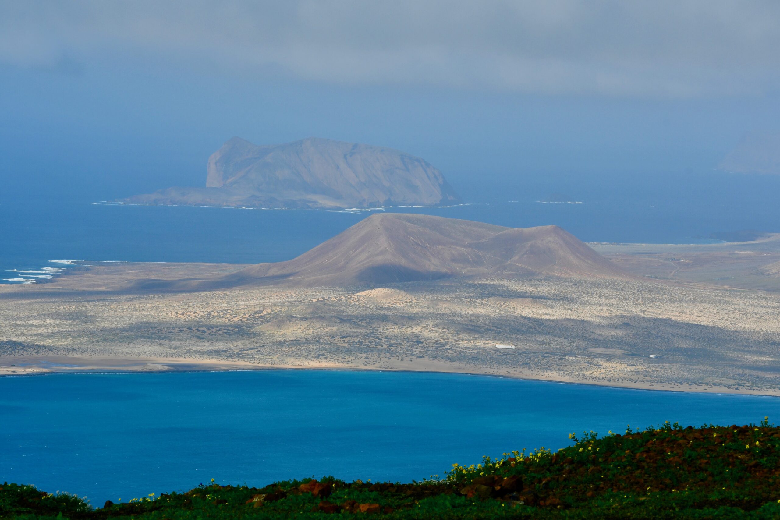 Blick auf La Graciosa und den Ozean von den Klippen von Famara